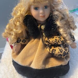 VINTAGE DAN DEE COLLECTOR'S CHOICE PORCELAIN DOLL PAIGE
